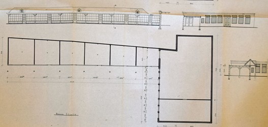 <p>Detail van de bouwtekening behorend bij de vergunningaanvraag uit 1978 voor het veranderen van de garageboxen in een atelier met boetiekjes (Streekarchief De Liemers en Doesburg). </p>
